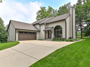 10425 W Pine Ridge Rd, Greenfield, WI 53228