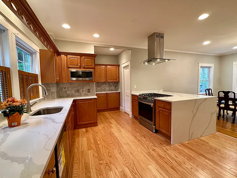 492 Lowell Ave — Photo 3
