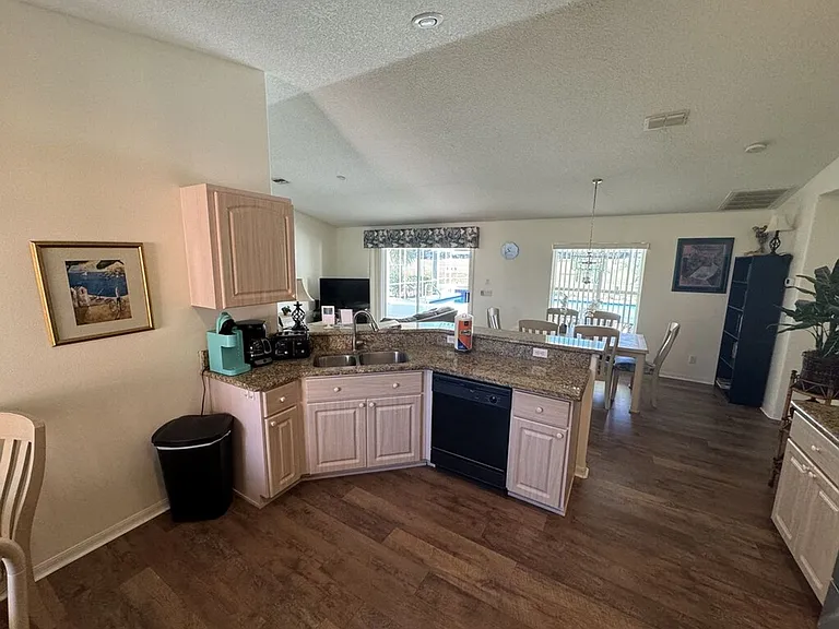1398 N Foxrun Ter — Photo 32