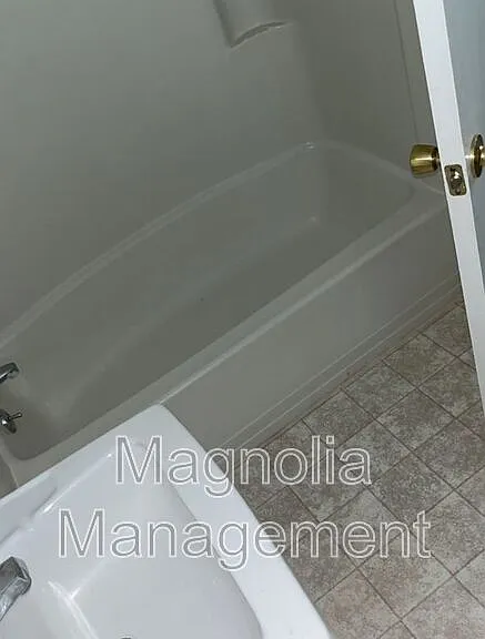526 Waddill St — Photo 2