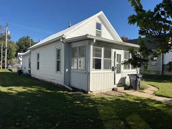 2118 S 3rd St, Burlington, IA 52601