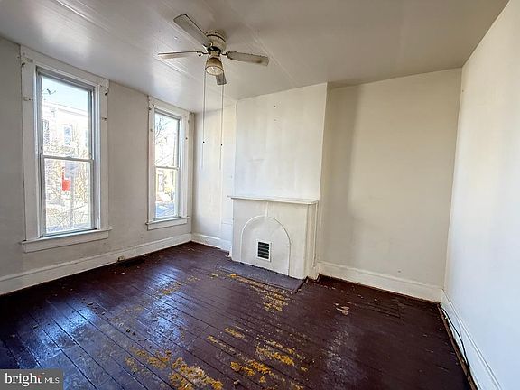 3rd image of 1552 N Carey St