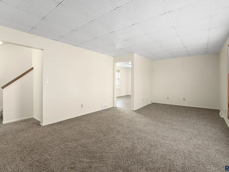 1409 E Nye St — Photo 6