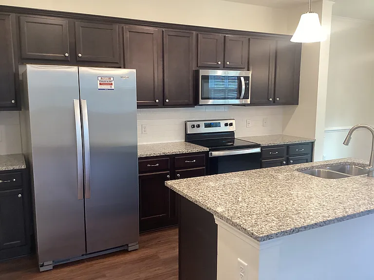 601 E Lionel Rd — Photo 3