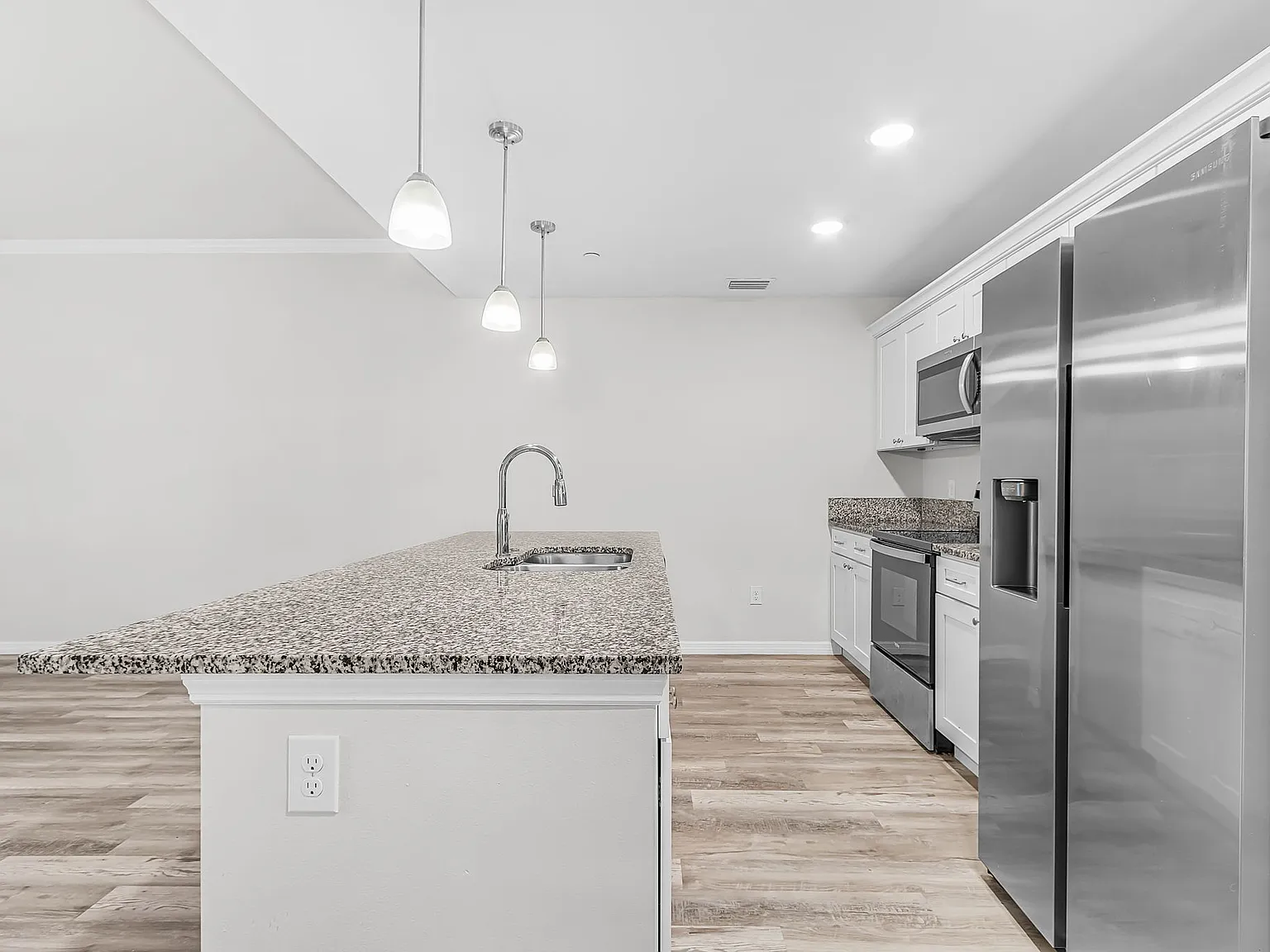 Royal Palms Apartments — Photo 3