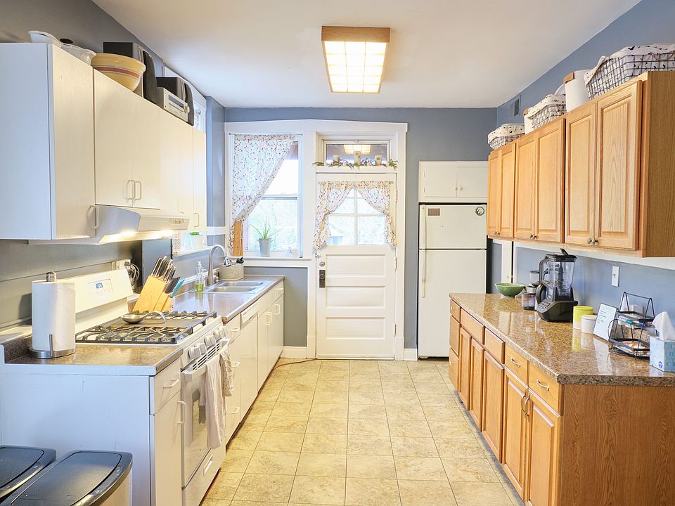 1st image of 5322 N Sawyer Ave APT 3