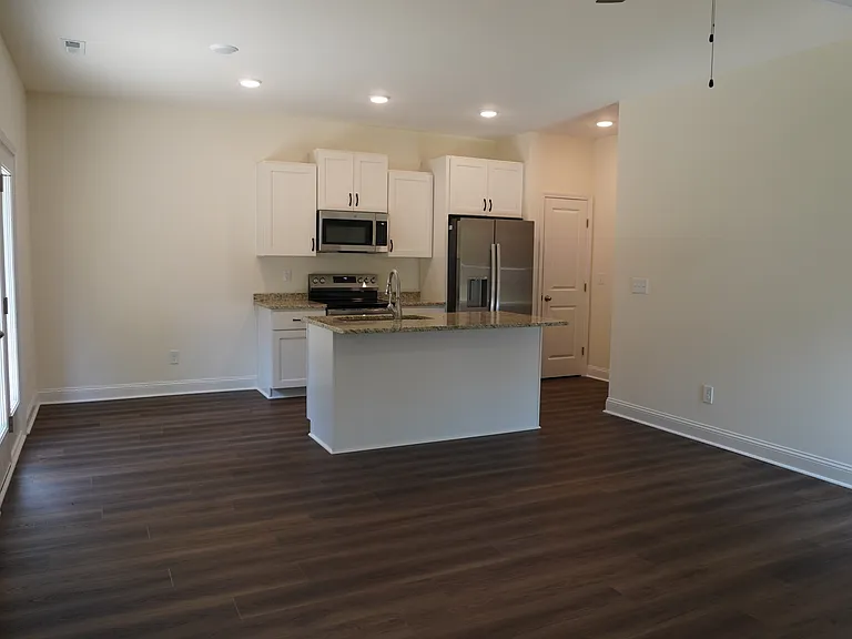385 Buhmann Dr — Photo 3