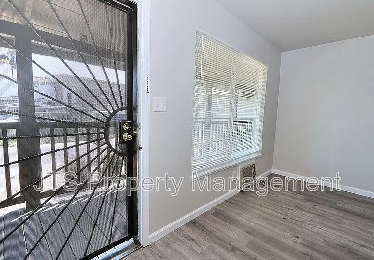 4439 V St #5 — Photo 18