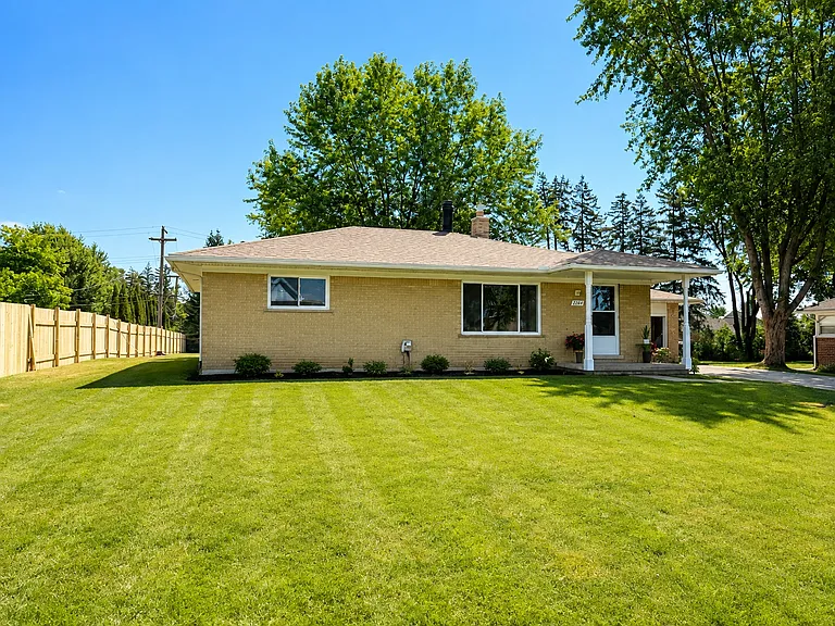 2871 Harrington Rd — Photo 1