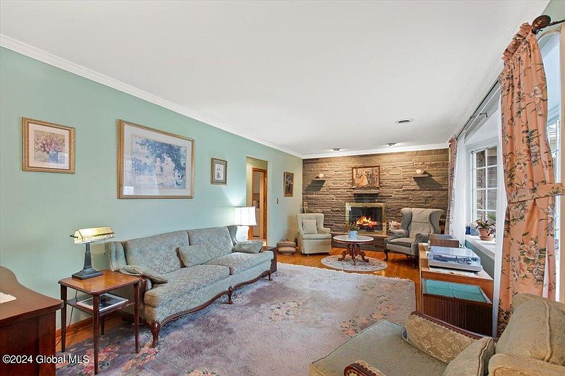 3rd image of 223 Middletown Rd