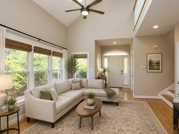 323 Columbia Pl E, Chapel Hill, NC 27516