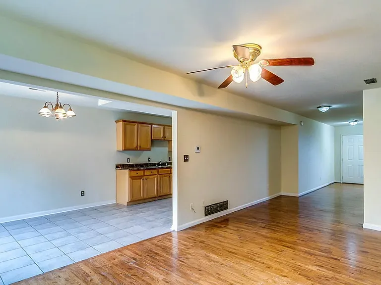 578 Hampton Way #A — Photo 8