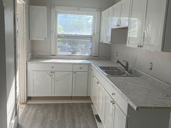 4th image of 2130-2132 Salem Ave #2130