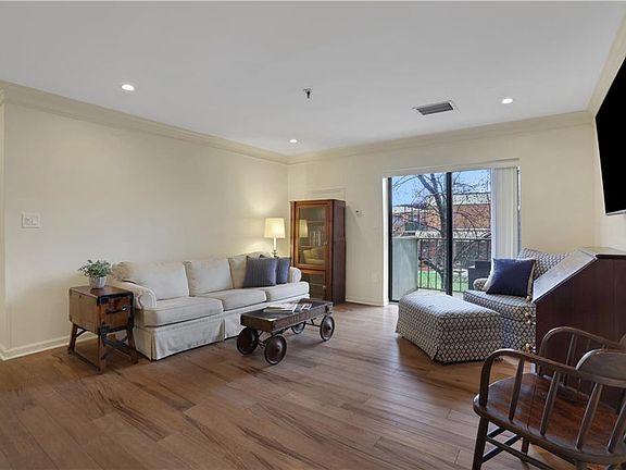 4th image of 300 Johnson Ferry Rd Unit B206