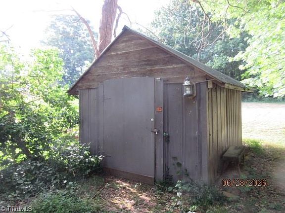 3rd image of 2718 Darden Rd