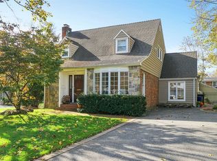 123 Wagon Rd, East Hills, NY 11577