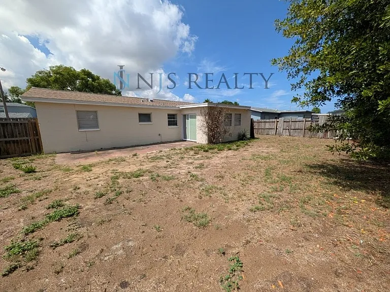 8151 Hixton Dr — Photo 16