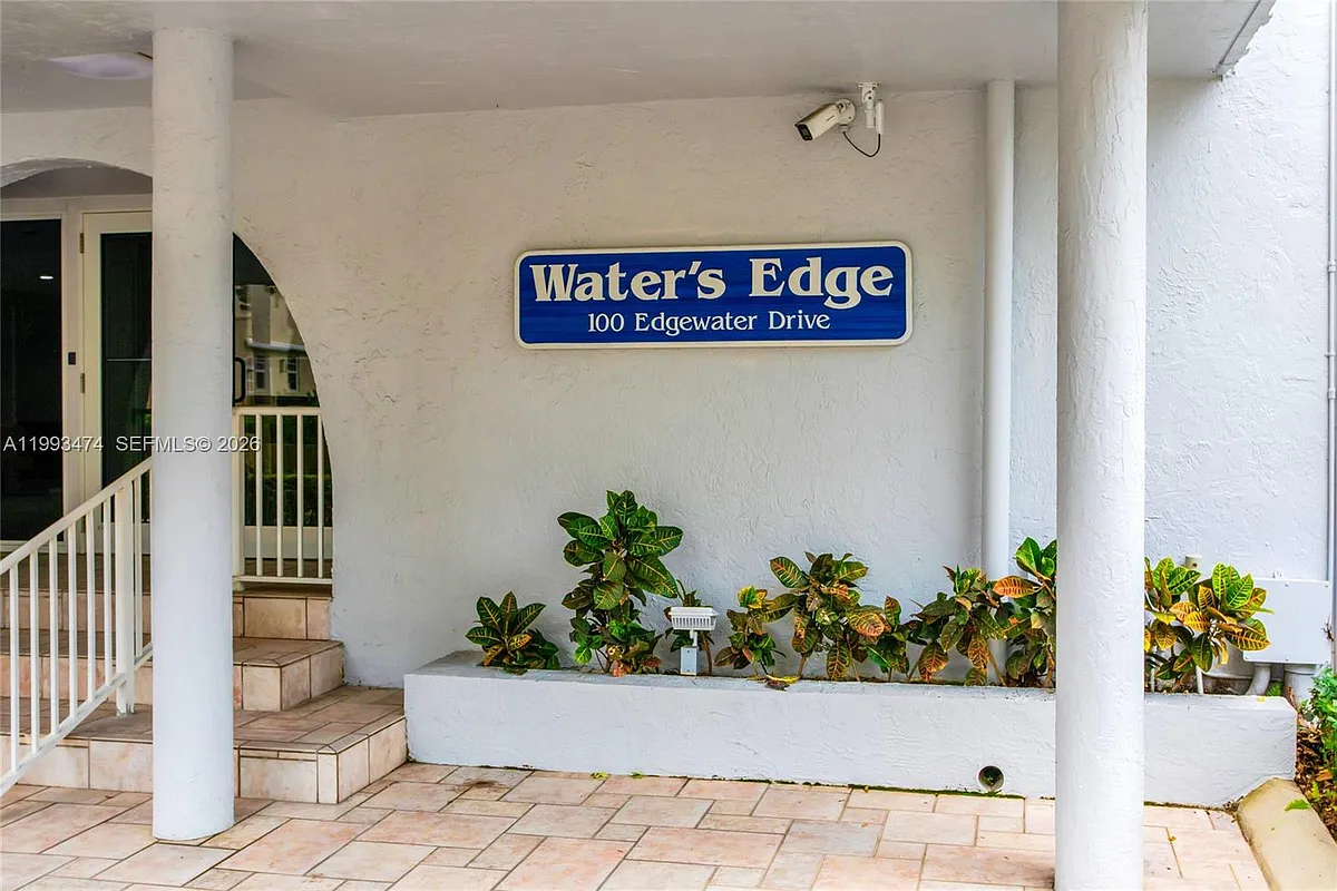 Building Photo - 100 Edgewater Dr #207