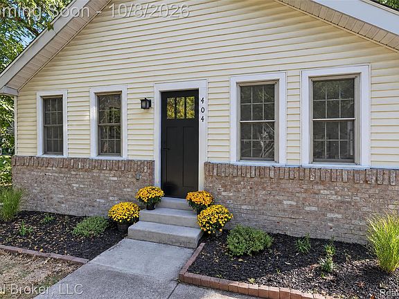 2nd image of 404 Laprairie St