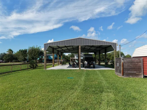 1056 Melody Ln, Crystal Beach, TX 77650