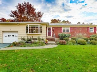 10 Lawrence Pl, Chestnut Ridge, NY 10977