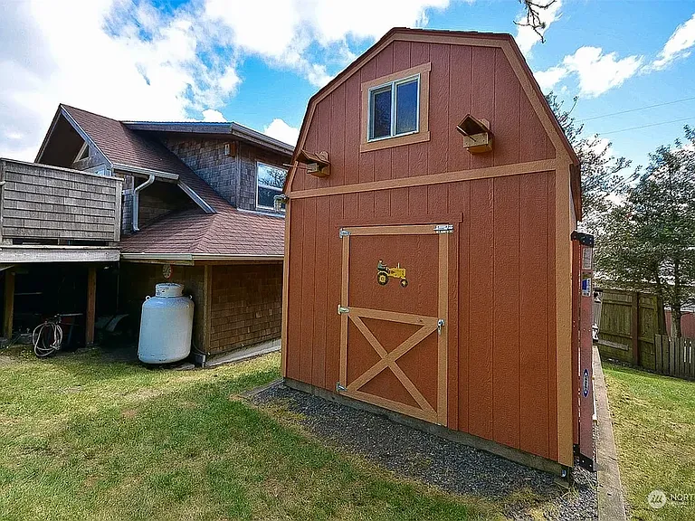 1001 N Montesano St — Photo 25