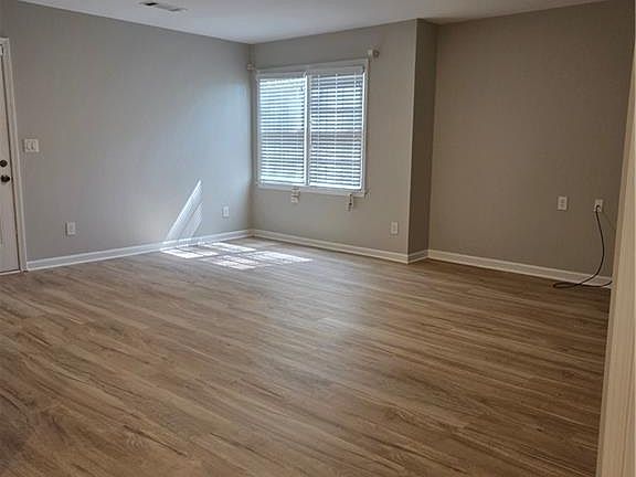 3rd image of 3860 Brookview Point