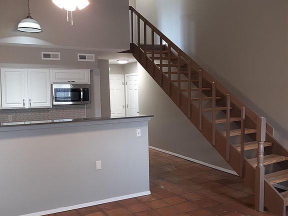 2nd image of 623 W University Ave #5-1