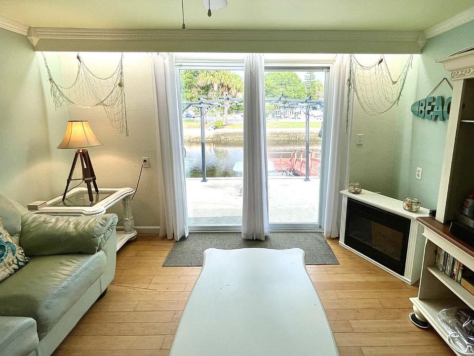 A Beautiful view on the canal, from the living room!