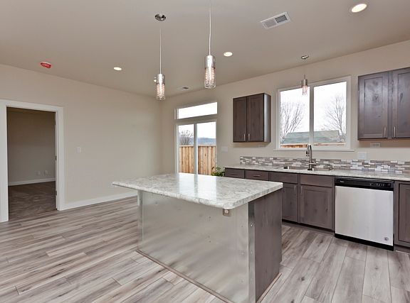 5th image of 395 Trenton Ct