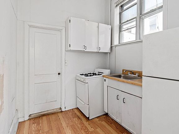 4th image of 453 W 141st St
