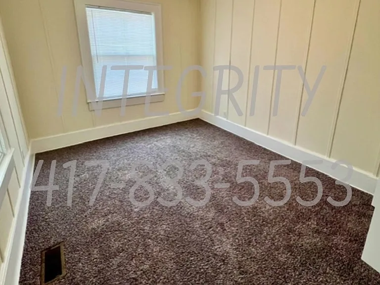2326 N Franklin Ave — Photo 6