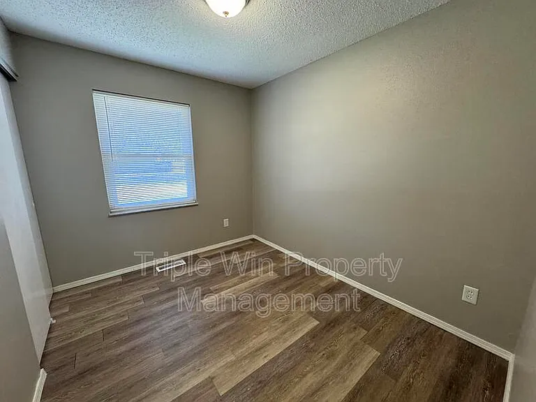 513 Coachway Ln — Photo 18