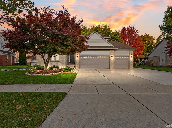 31095 Broderick Dr, Chesterfield, MI 48051