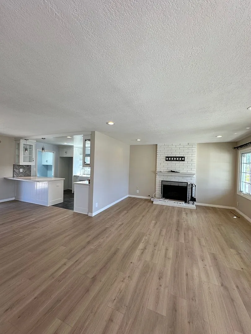Huntington Beach 4 Bed, 2 Bath Single Level House for Lease. — Photo 3
