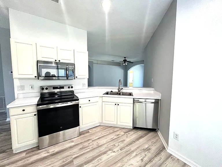 465 Eastbridge Dr — Photo 12