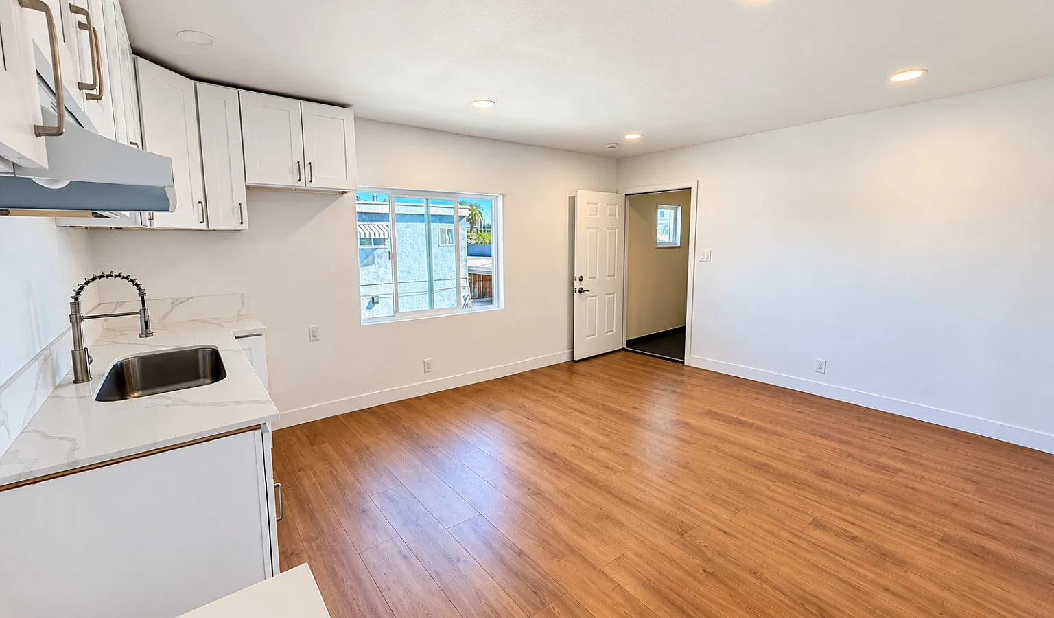 3 bed, 861 sqft, $3,050 — Photo 4