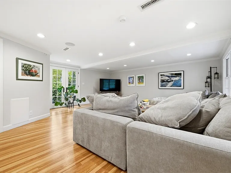 17 Hawthorne Ln — Photo 14