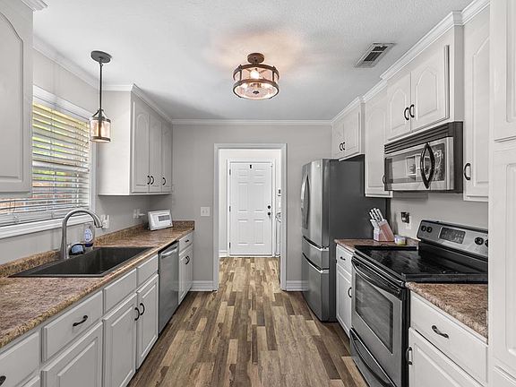 3rd image of 206 Academy Dr
