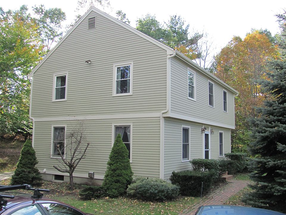 front-leftside driveway view
