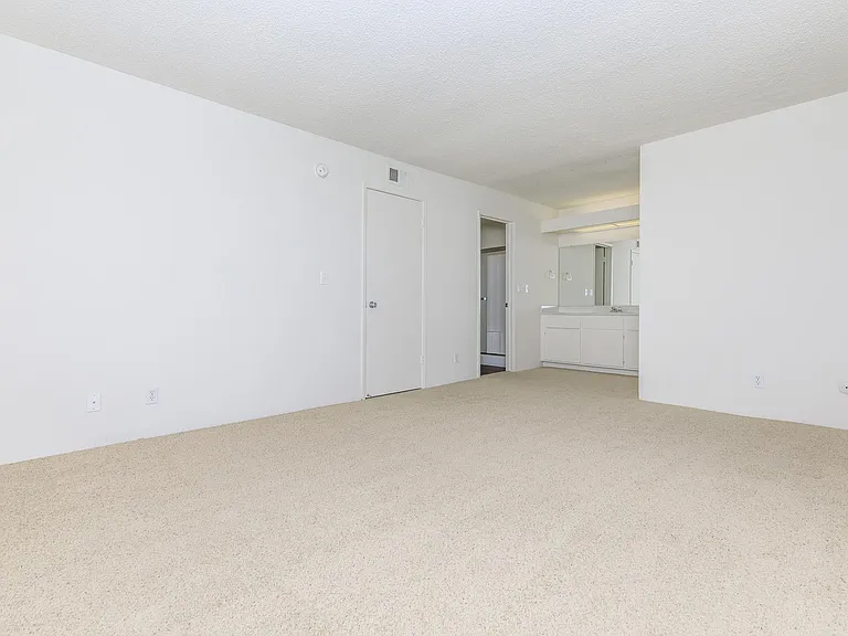 Country Hills Apartment Homes — Photo 40