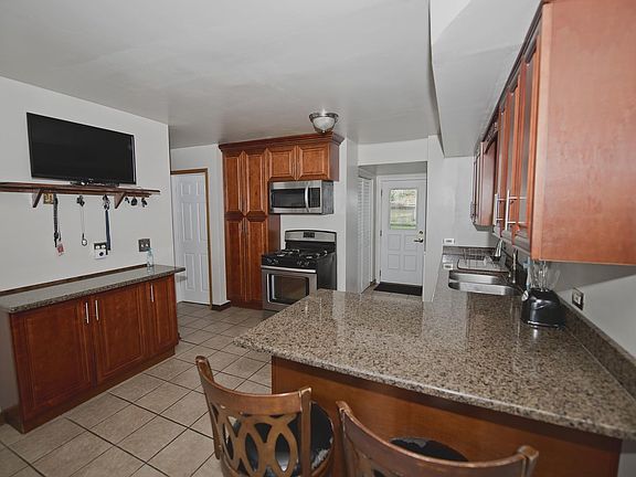 5th image of 332 Dewey Ave