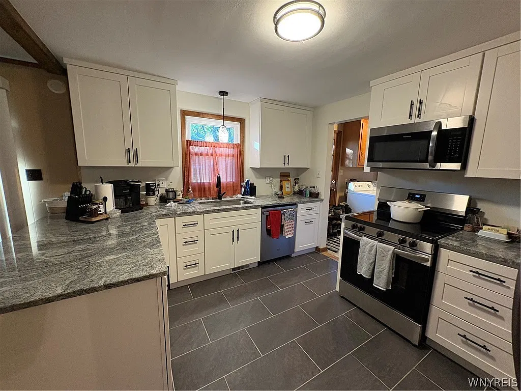 3 bed, 1.5 bath, 1391 sqft, $2,300 — Photo 3
