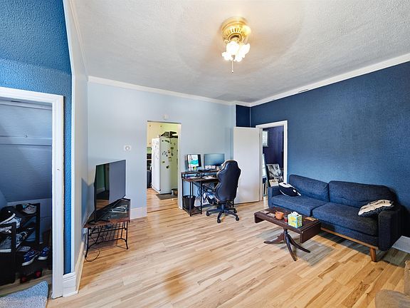 5th image of 912 Margaret St