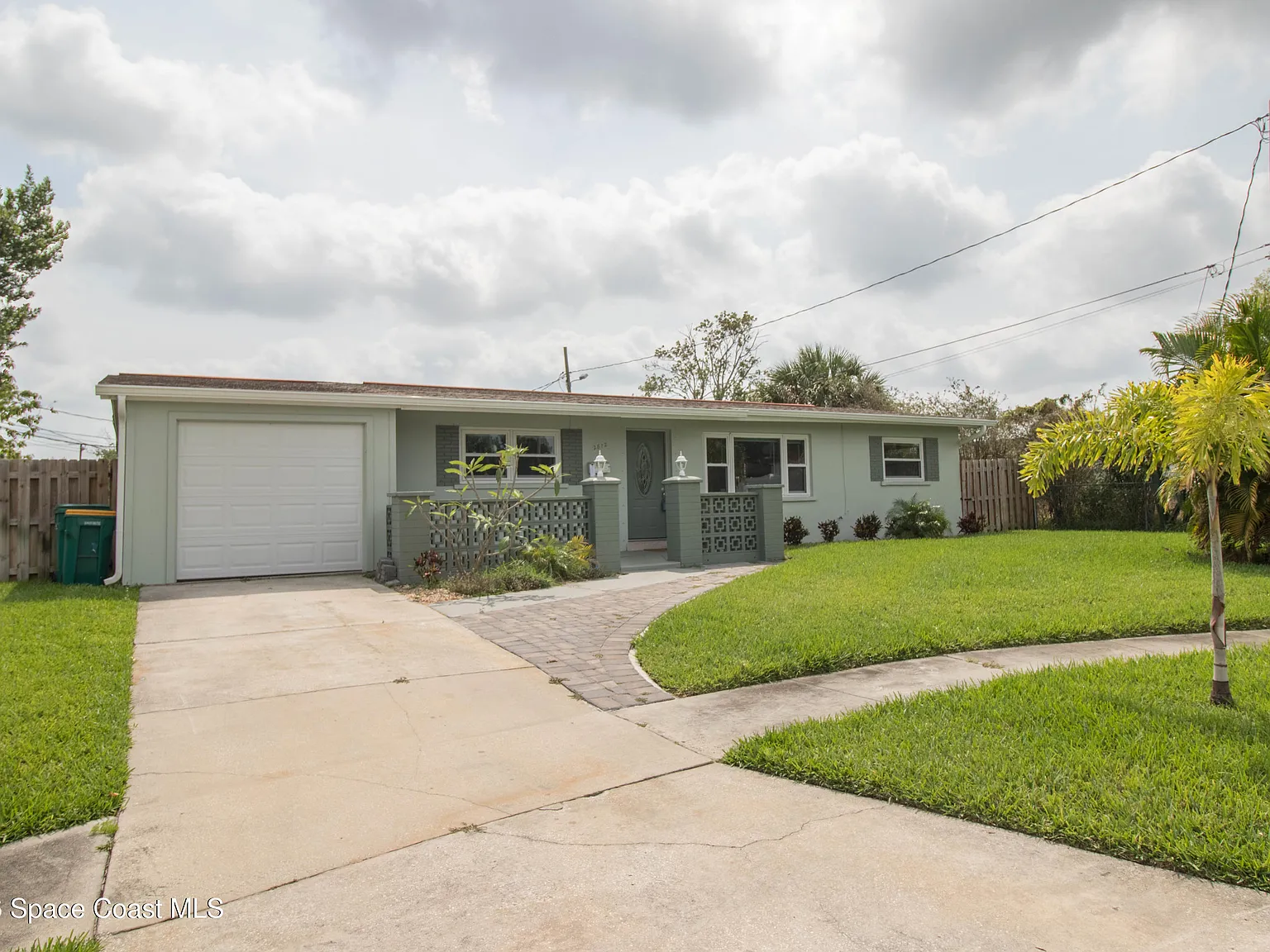 3 bed, 2.0 bath, 1550 sqft, $2,300 — Photo 2