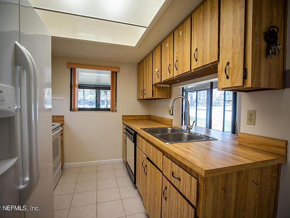 2nd image of 142 Spicewood Cir W