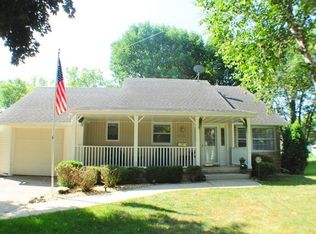 813 E Howard St, Manchester, IA 52057
