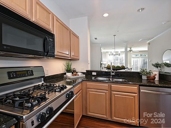 5th image of 805 Park Slope Dr