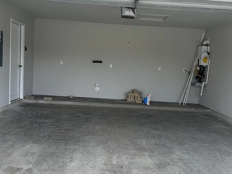 201 Longmount Cv — Photo 22