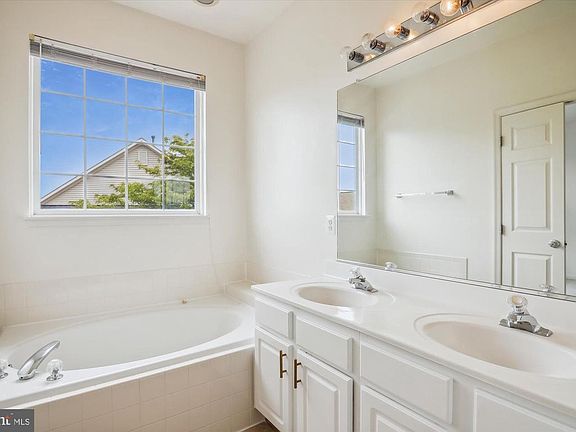 5th image of 412 Redland Blvd